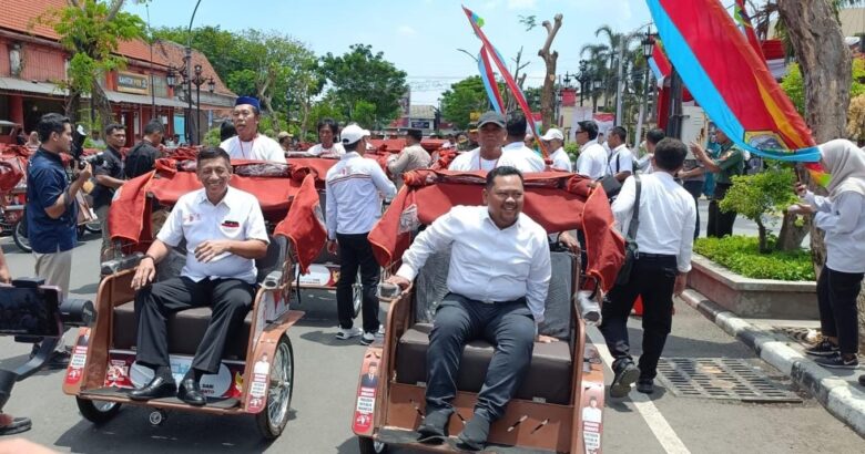 Teks foto : Fandi Akhmad Yani Bupati Gresik (kanan) dan Firman Dahlan, Direktur Perencanaan dan Pengembangan Usaha Yayasan GSN (kiri) mencoba menaiki becak listrik bantuan presiden Prabowo Subianto.(blok-a.com/ivan) Pewarta : Ivan Ringankan Beban Pengemudi Lansia, Presiden Prabowo Beri 200 Becak Listrik ke Warga Gresik Gresik, blok-a.com - Sebanyak 200 pengemudi becak kayuh di Kabupaten Gresik resmi menerima bantuan becak listrik dari Presiden Republik Indonesia, Prabowo Subianto. Penyerahan bantuan tersebut dilaksanakan di Rumah Dinas Wakil Bupati Gresik, Rabu (4/2/2026). Bantuan becak listrik ini bersumber dari dana pribadi Presiden Prabowo Subianto melalui Yayasan Gerakan Solidaritas Nasional (GSN), dan dipastikan tidak menggunakan Anggaran Pendapatan dan Belanja Negara (APBN). Program tersebut menjadi bagian dari upaya modernisasi transportasi rakyat sekaligus peningkatan kesejahteraan masyarakat menengah ke bawah, khususnya pengemudi becak. Bupati Gresik, Fandi Akhmad Yani, menyampaikan apresiasi dan rasa terima kasih atas perhatian Presiden kepada masyarakat kecil di daerah. Menurutnya, kehadiran becak listrik akan sangat membantu meringankan beban fisik para pengemudi becak, terutama yang telah lanjut usia. “Apresiasi dan rasa terima kasih kami sampaikan kepada Bapak Presiden Prabowo Subianto. Bantuan ini sangat membantu masyarakat kami, khususnya pengemudi becak. Selain meringankan beban kerja, becak listrik ini juga berpotensi meningkatkan pendapatan keluarga dan menekan angka kemiskinan,” ujar Bupati. Ia menambahkan, becak listrik juga berpeluang menjadi ikon baru pariwisata ramah lingkungan di Kabupaten Gresik. Dengan teknologi nol emisi dan bebas kebisingan, moda transportasi ini dinilai selaras dengan konsep pariwisata berkelanjutan. Dalam kesempatan tersebut, Bupati Yani juga berpesan agar para penerima bantuan dapat merawat becak listrik dengan baik agar usia pakainya lebih panjang. Terkait keberlanjutan operasional, Pemkab Gresik berencana menjalin kerja sama dengan PLN untuk penyediaan infrastruktur pengisian daya. “Untuk kelangsungan bahan bakar kendaraan listrik, kami akan duduk bersama pihak PLN guna membahas pembangunan Stasiun Pengisian Kendaraan Listrik Umum (SPKLU),” jelasnya. Pemerintah Kabupaten Gresik, lanjut Bupati, berkomitmen melakukan pemantauan terhadap operasional dan perawatan becak listrik. Penambahan SPKLU juga akan dilakukan secara bertahap guna memastikan keberlanjutan penggunaan kendaraan ramah lingkungan tersebut. Sementara itu, Direktur Perencanaan dan Pengembangan Usaha Yayasan GSN, Firman Dahlan, menegaskan bahwa program becak listrik ini merupakan bentuk bantuan pribadi Presiden Prabowo Subianto untuk meningkatkan kesejahteraan pengemudi becak di daerah. Secara teknis, Firman menjelaskan bahwa becak listrik memiliki kecepatan maksimal 15 kilometer per jam demi menjaga aspek keselamatan. Selain itu, kendaraan ini mampu menempuh jarak hingga 40 kilometer dalam sekali pengisian daya dan tidak menghasilkan emisi karbon. “Kategori penerima bantuan ini adalah pengemudi becak kayuh berusia di atas 55 tahun, sehingga diharapkan benar-benar tepat sasaran dan memberi dampak nyata bagi penerima,” pungkasnya.(ivn)