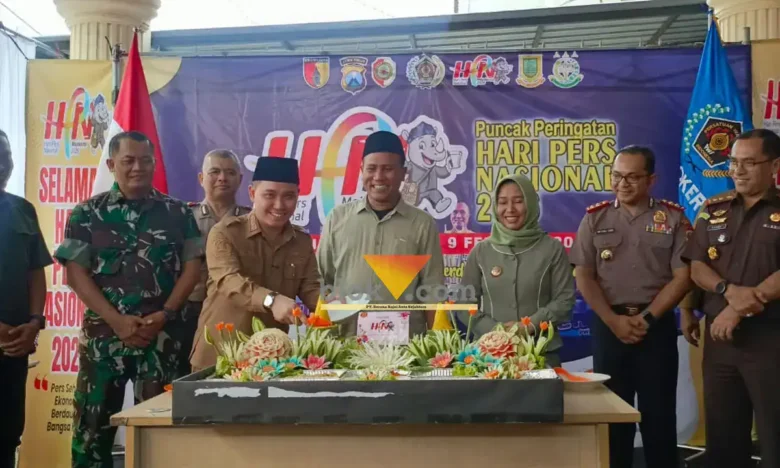 Bupati Mojokerto Muhammad Al Barra saat memotong tumpeng dalam acara peringatan hari pers nasional 2026 di sekretariat PWI Mojokerto.(blok-a.com/Syahrul Wijaya)