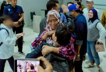 Tiga Anak PMI Asal Gresik Pulang ke Tanah Air Didampingi Bupati Yani.(ist)