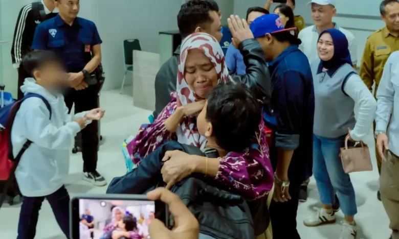 Tiga Anak PMI Asal Gresik Pulang ke Tanah Air Didampingi Bupati Yani.(ist)
