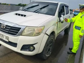 Kondisi mobil Toyota Hilux usai terlibat kecelakaan di ruas tol SuMo KM 735/400 jalur A.(Foto: Dokumen PJR 3 Polda Jatim)