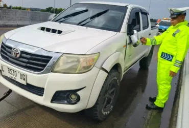 Kondisi mobil Toyota Hilux usai terlibat kecelakaan di ruas tol SuMo KM 735/400 jalur A.(Foto: Dokumen PJR 3 Polda Jatim)