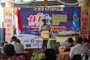 Ketua PWI Mojokerto Aminuddin Ilham saat memberikan sambutan dalam acara peringatan Hari Pers Nasional 2026 di sekretariat PWI.(blok-a.com/Syahrul Wijaya)
