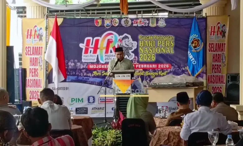 Ketua PWI Mojokerto Aminuddin Ilham saat memberikan sambutan dalam acara peringatan Hari Pers Nasional 2026 di sekretariat PWI.(blok-a.com/Syahrul Wijaya)