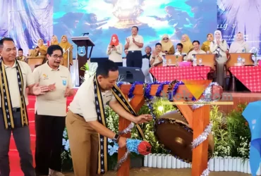 Sekdakab didampingi jajaran Forkopimda saat memukul gong tanda dimulainya turnamen.