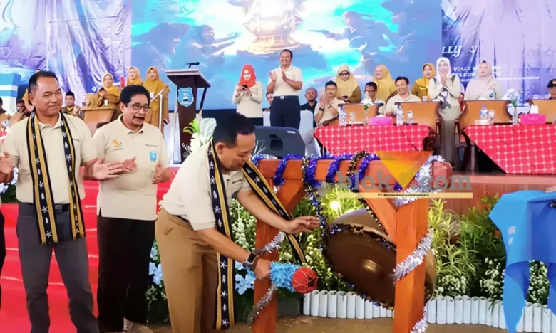 Sekdakab didampingi jajaran Forkopimda saat memukul gong tanda dimulainya turnamen.
