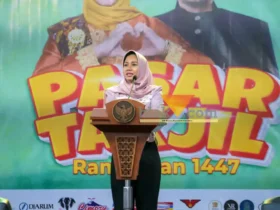 Wali kota Mojokerto Ika Puspita Sari saat membuka pasar takjil Ketiduran (blok-a.com/Syahrul Wijaya)