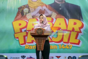 Wali kota Mojokerto Ika Puspita Sari saat membuka pasar takjil Ketiduran (blok-a.com/Syahrul Wijaya)