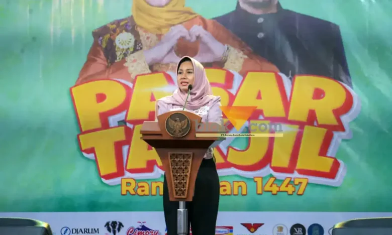 Wali kota Mojokerto Ika Puspita Sari saat membuka pasar takjil Ketiduran (blok-a.com/Syahrul Wijaya)