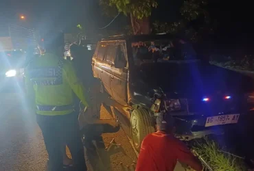 Mobil Isuzu panther yang terlibat kecelakaan di jalan raya Perak, Jombang.(Foto: Dokumen Satlantas Polres Jombang)