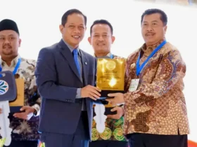 Bupati Jombang Warsubi saat menerima penghargaan Nasional Pengelolaan Sampah (foto: Dokumen Pemkab)