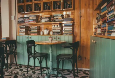 Ilustrasi: kafe dengan perpustakaan/ruang baca