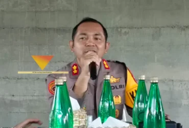 Kapolres Mojokerto AKBP Andi Yudha Pranata dalam acara ngopi bareng wartawan di cafe 8 meter.(blok-a.com/Syahrul Wijaya)