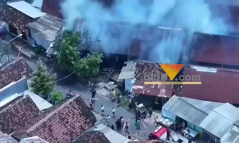 Tangkapan video kebakaran hebat yang menghanguskan enam kios di Pasar Tradisional Tiga Berlian, diduga akibat korsleting listrik, Senin (9/2/2026) siang. (blok-a.com/Kuryanto)