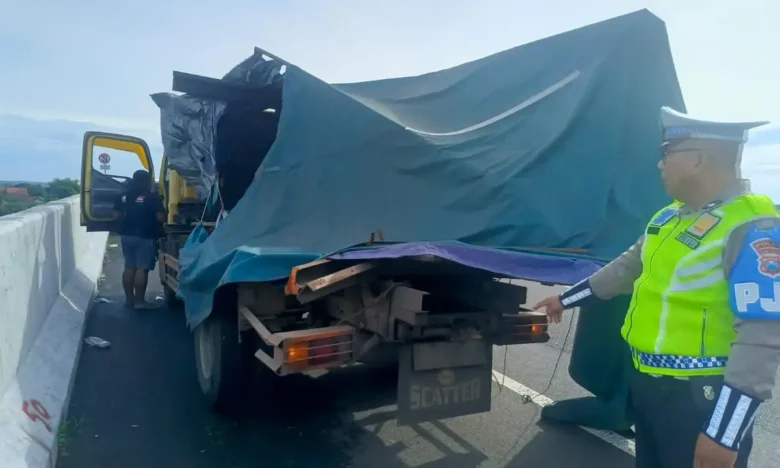 Polisi sedang oleh TKP kecelakaan truk di ruas tol JoMo.(Foto: Dokumen PJR 3 Polda Jatim)