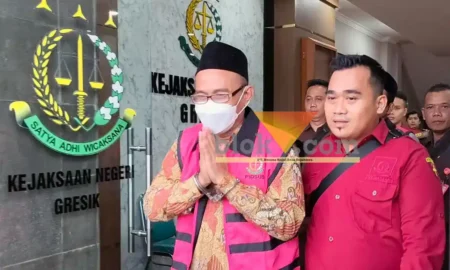 Kejaksaan menahan Pengurus Ponpes Al Ibrohimi Gresik Gus Atho’ dan Muhammad Rozikin, kasus hibah Asrama Santri.(blok-a.com/ivan)