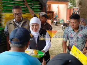 Gubernur Jawa Timur Khofifah saat memberikan bantuan beras kepada warga di halaman Kecamatan Prajuritkulon, kota Mojokerto.(blok-a.com/Syahrul Wijaya)