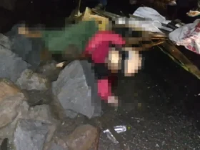 Korban meninggal usai menabrak material proyek di Desa Pohkecik, Dlanggu, kabupaten Mojokerto.(Foto: Relawan)