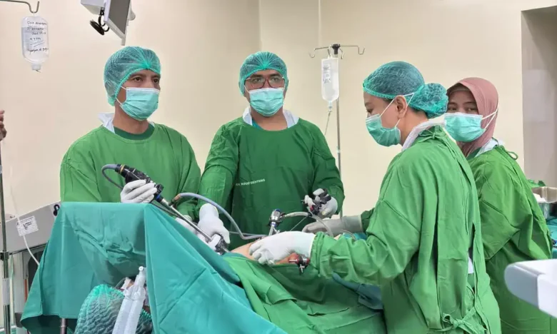 dr.Chakra SpB (tengah berkacamata) saat melakukan penanganan pasien batu empedu menggunakan teknik operasi laparoskopi. (foto: ist)