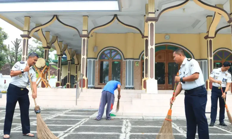 Sambut datangnya Ramadan, Lapas Banyuwangi menggelar aksi bersih-bersih Masjid Nurul Yasin Fatimah, Senin (16/2/2026)(dok Humas Lapas).