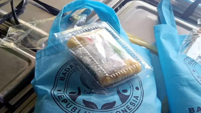 Menu makanan dalam program MBG di SDN Panggih Trowulan yang sudah basi dan tidak layak makan (Foto: Istimewa)