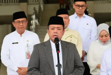 Nusron menyerahkan 3.922 sertipikat tanah aset Pemprov DKI Jakarta kepada Gubernur DKI Jakarta Pramono Anung di Masjid Raya KH Hasyim Asy’ari, Jumat (13/2/2026).(ist)