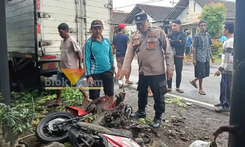 Personel Polsek Gambiran saat lakukan olah TKP insiden kecelakaan truk Box Vs motor yang terjadi di Jalan Raya Genteng jurusan Gambiran, Jum'at (13/2/2026)(blok-a.com/Kuryanto)