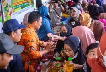 Warga serbu Gerakan Pangan Murah di Alun-Alun Gresik jelang Ramadan (ist)