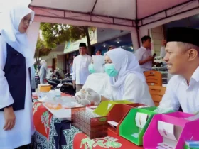 Bupati Ipuk saat di Pasar Takjil Kecamatan Purwoharjo. (Sumber: banyuwangikab)