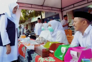 Bupati Ipuk saat di Pasar Takjil Kecamatan Purwoharjo. (Sumber: banyuwangikab)