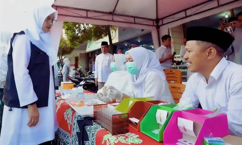 Bupati Ipuk saat di Pasar Takjil Kecamatan Purwoharjo. (Sumber: banyuwangikab)