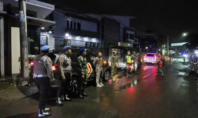 Subdenpom V/4-2 Gresik menggelar patroli gabungan bersama Kodim 0817/Gresik, Propam Polres Gresik, Subgartap Gresik, serta Satpol PP Gresik. (blok-a.com/ivan)