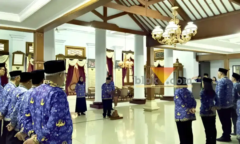 Bupati Blitar Rijanto melantik delapan pejabat baru di Pendopo Ronggo Hadi Negoro (RHN), Kamis (12/2/2026) malam. (Blok-a.com/Fajar)