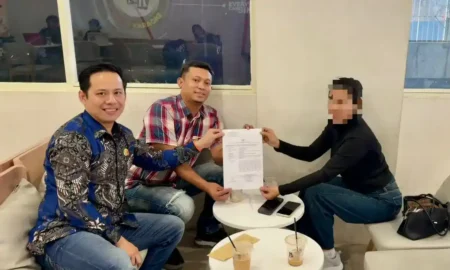 Diduga korban saat didampingi kuasa hukumnya menunjukkan bukti laporan.(blok-a.com/Syahrul Wijaya)