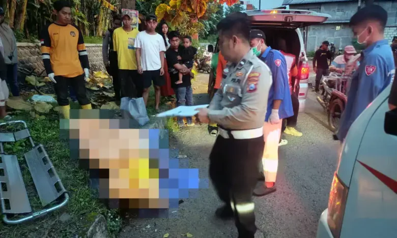 Proses evakuasi penemuan orang meninggal di jalan Prapanca, Kota Mojokerto.(Foto: Istimewa)