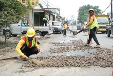 Perbaikan di salah satu ruas jalan di Sidoarjo (foto: ist)