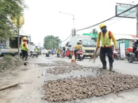 Situasi pengerjaan proyek perbaikan jalan di ruas kawasan Jl. Sukodono, Sidoarjo (foto: ist)