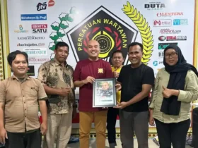 Rizky Raditya Eka Putra foto bareng ketua dan anggota PWI Mojokerto saat pamit pindah tugas.(blok-a.com/Syahrul Wijaya)