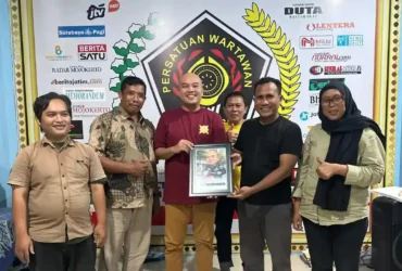 Rizky Raditya Eka Putra foto bareng ketua dan anggota PWI Mojokerto saat pamit pindah tugas.(blok-a.com/Syahrul Wijaya)