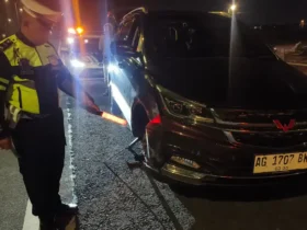 Petugas PJR 3 Polda Jatim saat olah TKP kecelakaan mobil di ruas tol SuMo.(Dokumen PJR 3 Polda Jatim)