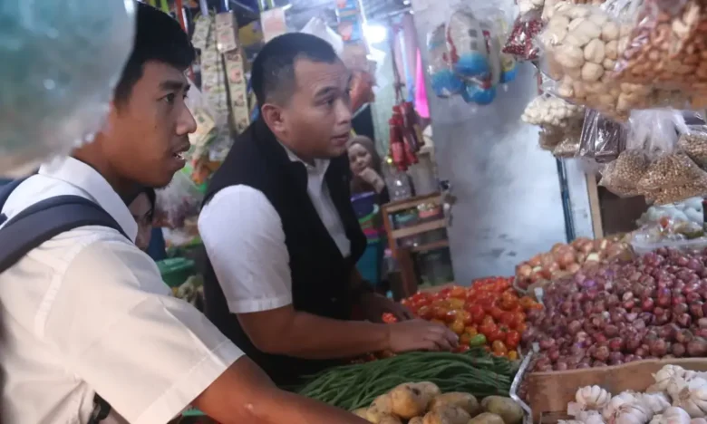 Jelang Ramadan 1447 Hijriah, Jajaran Polresta Banyuwangi melakukan pemantauan langsung ketersediaan dan harga bahan pokok di Pasar Banyuwangi, Senin (9/2/2026)(blok-a.com/Kuryanto).