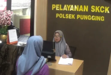 Petugas Polsek Pungging sedang memberikan pelayanan kepada warga masyarakat.(Foto: Dokumen Polres)