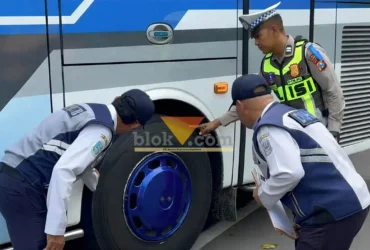 Satlantas Polres Mojokerto kota laksanakan ramp check bus angkutan umum.(blok-a.com/Syahrul Wijaya)