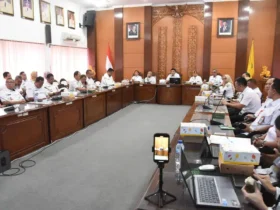 Bupati Sidoarjo , Subandi saat Rapat koordinasi di ruang Delta Wicaksana, Setda Sidoarjo (foto: ist)