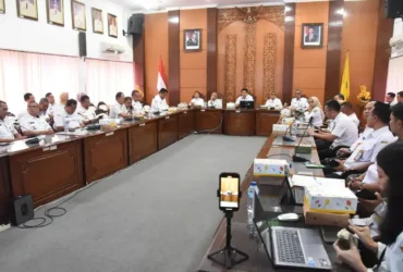 Bupati Sidoarjo , Subandi saat Rapat koordinasi di ruang Delta Wicaksana, Setda Sidoarjo (foto: ist)