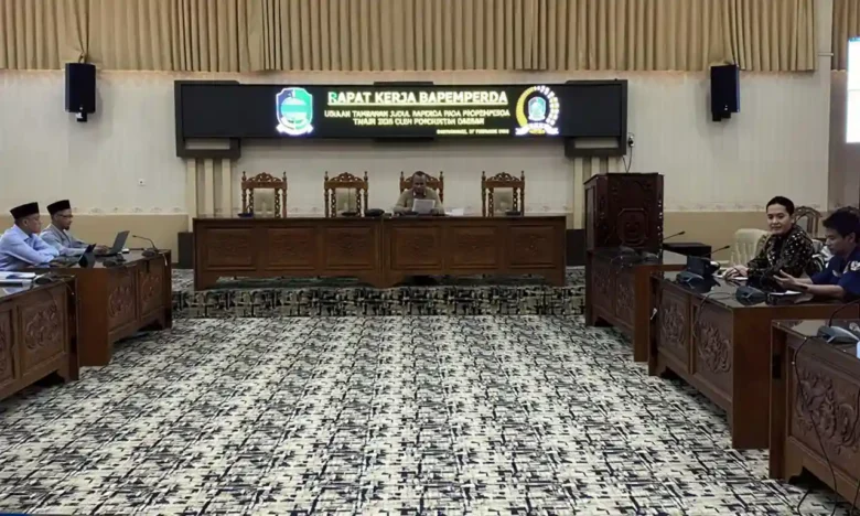 Ketua Bapemperda DPRD Banyuwangi, Ahmad Masrohan saat memimpin rapat kerja perihal tambahan usulan judul rancangan Perubahan Kedua Perda No. 1 Tahun 2024 tentang PDRD, Jum'at (27/2/2026)(blok-a.com/Istimewa)