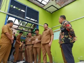 Bupati Sidoarjo, Subandi, saat meninjauk salah satu ruang kelas di SMPN 1 Gedangan yang atapnya telah ambruk dan jebol (foto: ist)
