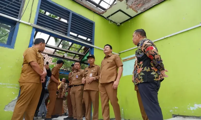 Bupati Sidoarjo, Subandi, saat meninjauk salah satu ruang kelas di SMPN 1 Gedangan yang atapnya telah ambruk dan jebol (foto: ist)