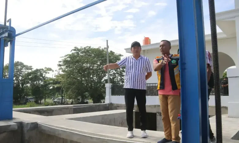 Bupati Subandi saat meninjau Proyek DAM Kedungpeluk, Candi, Sidoarjo (foto: ist)