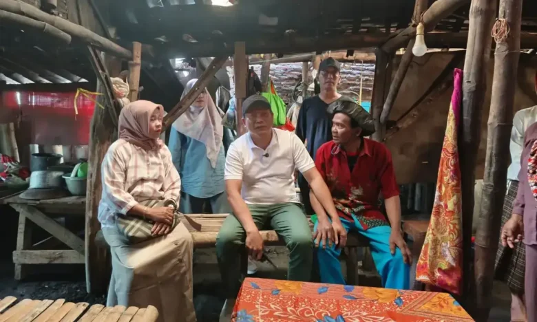 Bupati Sidoarjo, Subandi saat meninjau dan menyerahkan bantuan kepada warga penerima, Selasa (17/2/2026) - (foto: ist)